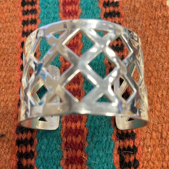 Rustic Cuff bracelet in silver color. - Picture 3 of 6